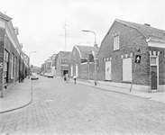 54030 Gezicht in het zuidoostelijke deel van de Bloemstraat te Utrecht met in hoofdzaak de noordoostelijke straatwand, ...